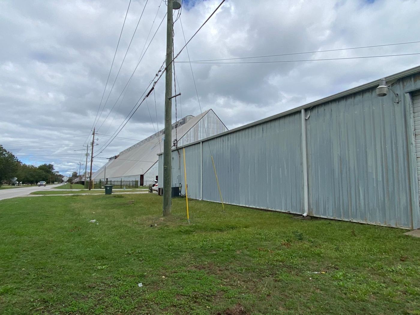 Long commercial wall after pressure washing in the Pee Dee