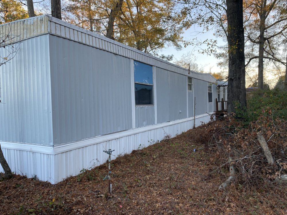 Mobile home siding after exterior cleaning
